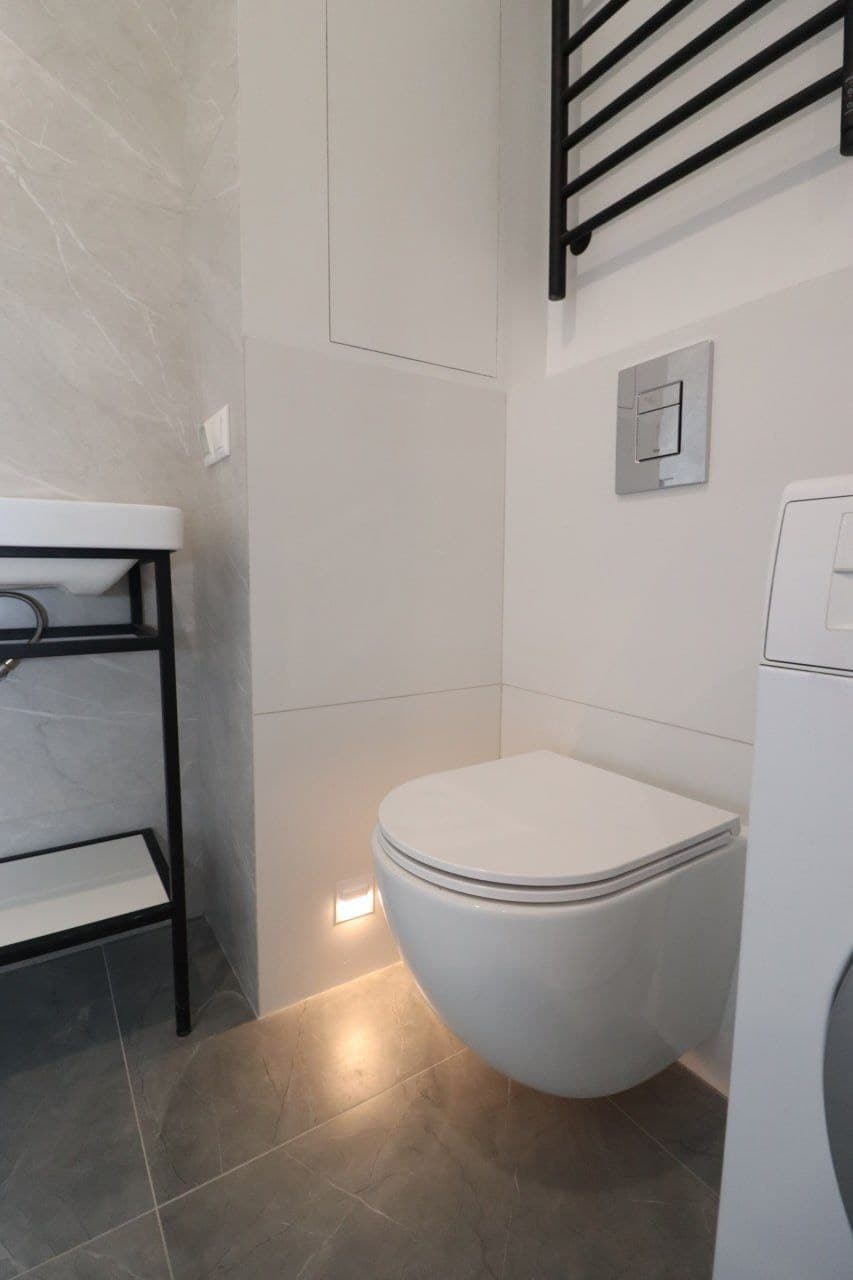 Подвесной или напольный унитаз: что выбрать для ванной