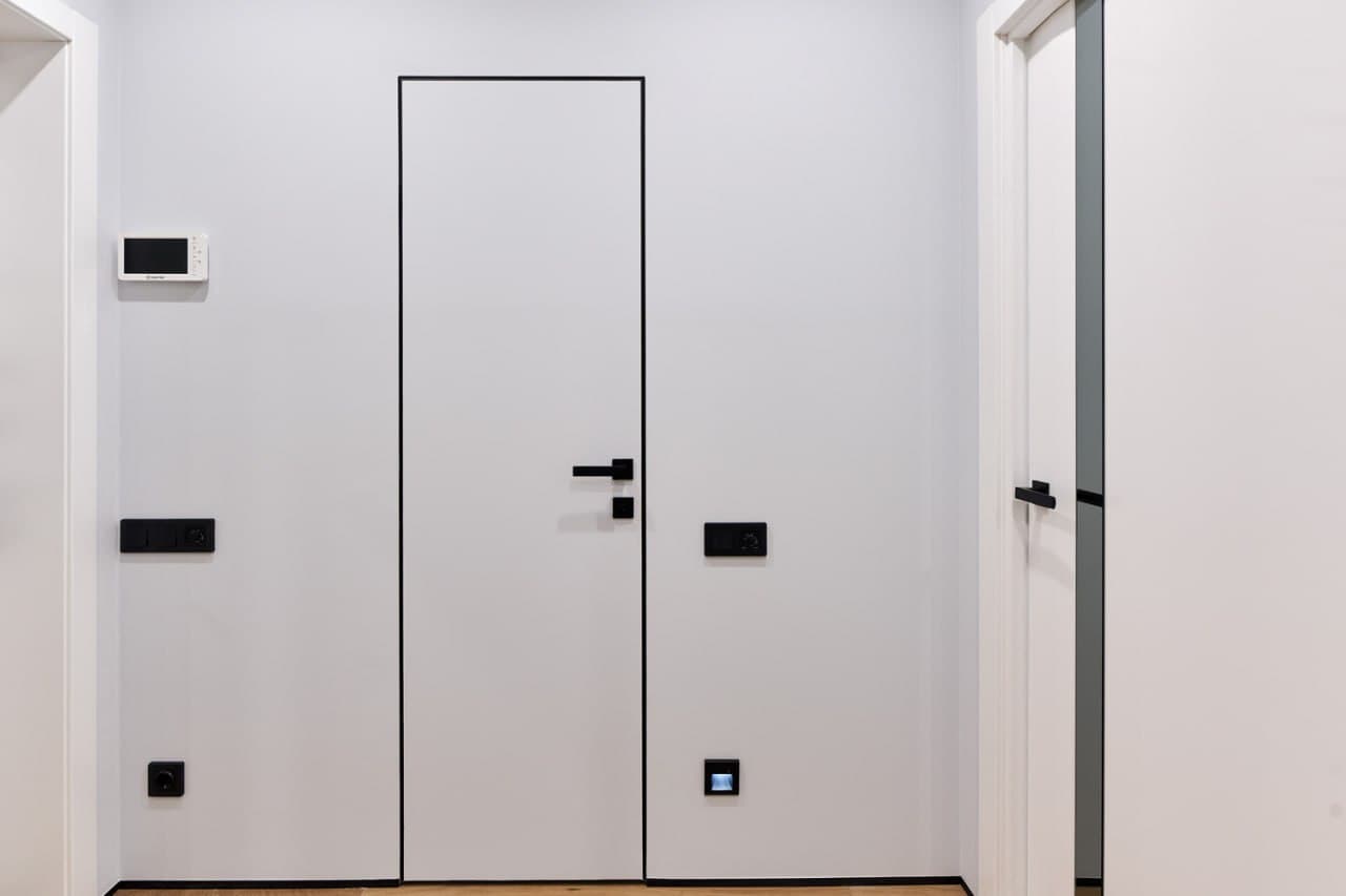 Двери скрытого монтажа: почему они дороже обычных